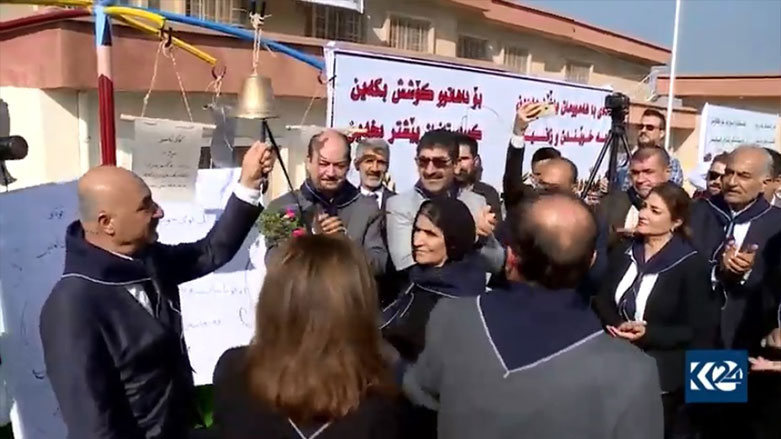 یه‌كه‌م زه‌نگی ساڵی نوێی خوێندن له‌ شاری سلێمانی لە قوتابخانەی بڕیاری شەھید ئاسۆ لێدرا